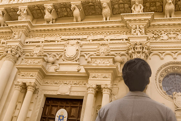 A man observing a Lecce's Baroque building.